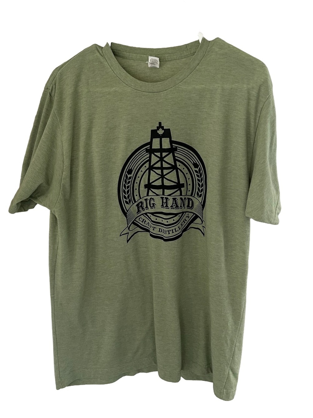 M&O Olive Green Men’s Graphic Rig Hand Craft Distillery T-Shirt. Size L